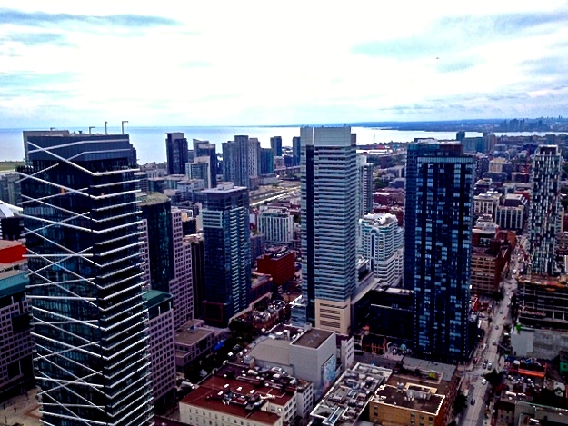 Top ten places to hang out in Toronto skyline view
