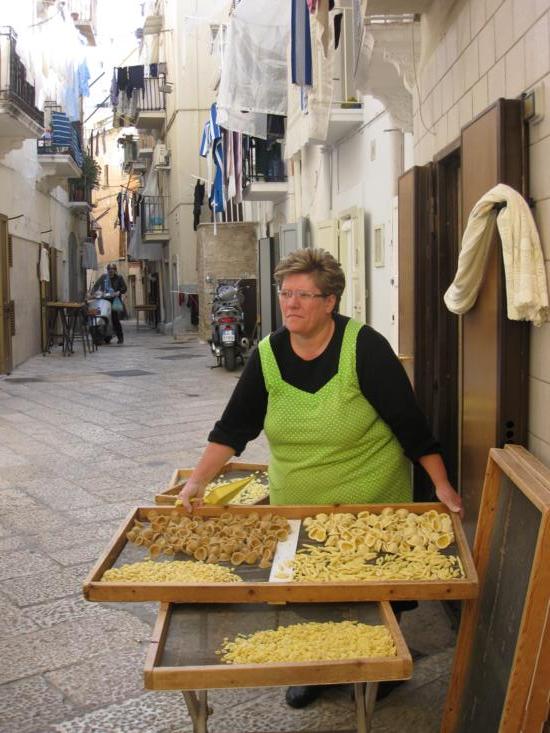 Photo tour of Puglia, pasta seller in Bari