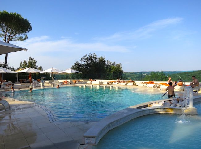 Mineral baths Tuscany at the Petriolo Terme spa resort outdoor pools