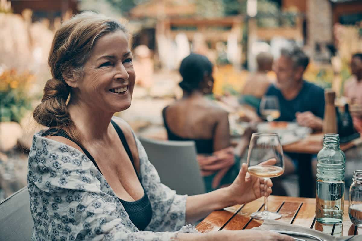 Woman dining at a restaurant at Spa Nordik Nature.