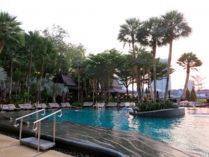 Shangri-La Hotel Bangkok swimming pool
