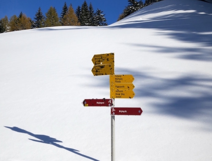 Luekerbad signs in the snow