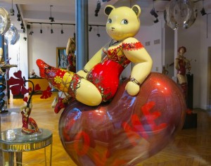 Art gallery Paris sculpture of bear woman with big thighs
