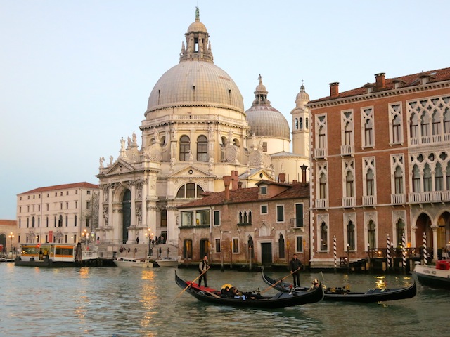 Free luxury travel in Venice Grand Canal