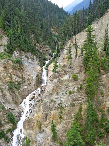 Rocky Mountaineer scenic train routes include mountains and waterfalls