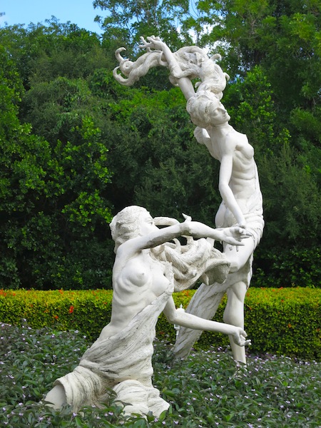 Cuba Iberostar Ensenachos Resort statues