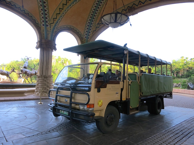 Mankwe Gametrackers Range Rover safari bus