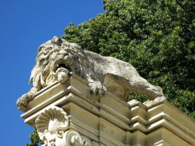 Stone lion in Rome, how to avoid a hotel disaster