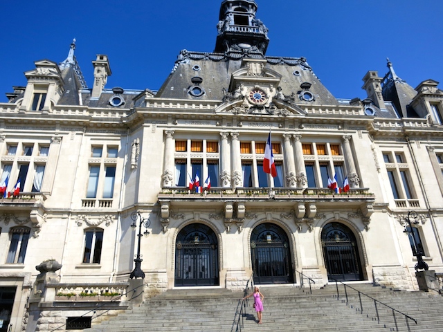 Travel guide for Vichy town, France, the Hotel de Ville