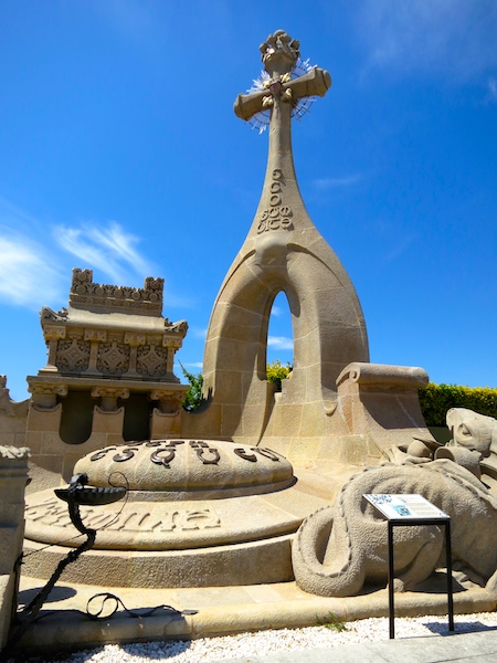 Tombstone tourism, Catalan modernism, Lloret de Mar cemetery