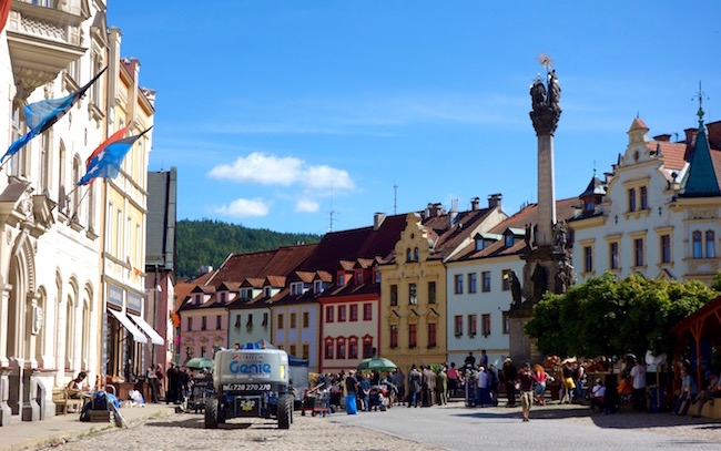 one-day-in-loket-czech-town-square