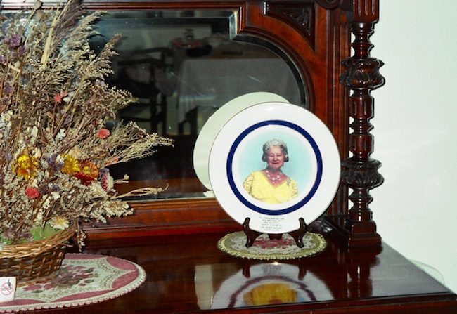 golden-cross-shrewsbury-england-queen-mother-plate