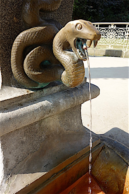 Snake spout fountain