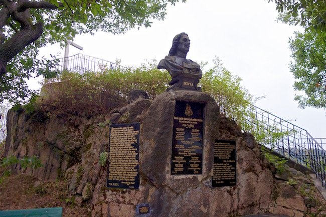 karlovy-vary-walks-peter-the-great-monument