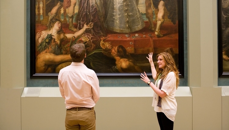 Private guide giving tourists a tour of the Louvre