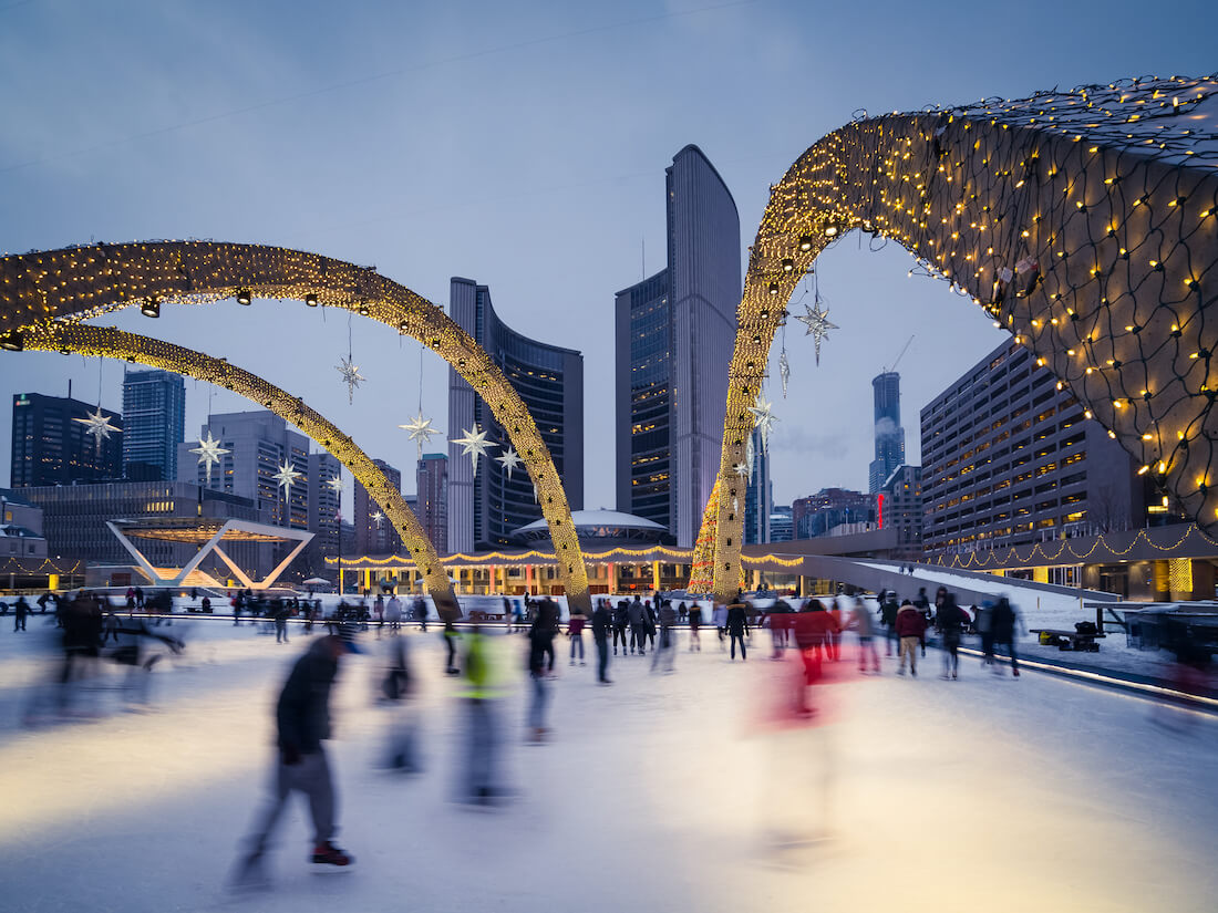 Patinaje nocturno en Nathan Phillips Square Toronto