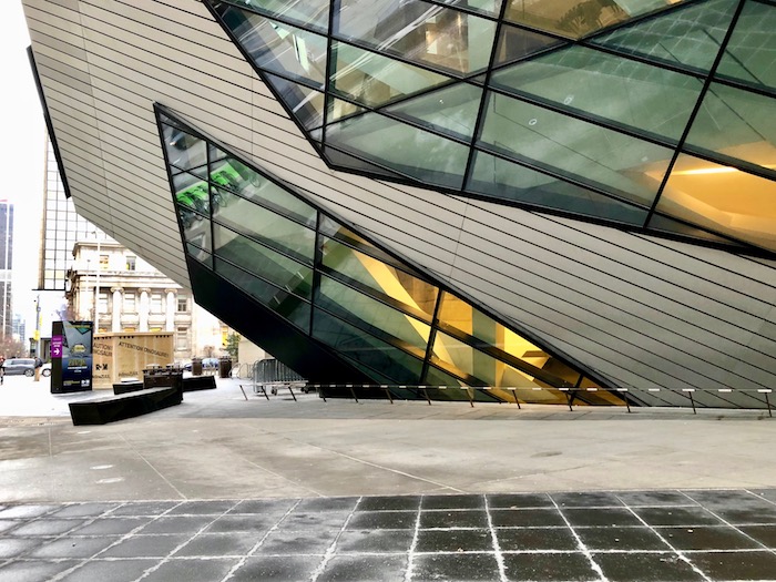  Visite la ROM durante un invierno en Toronto. Aquí está el exterior