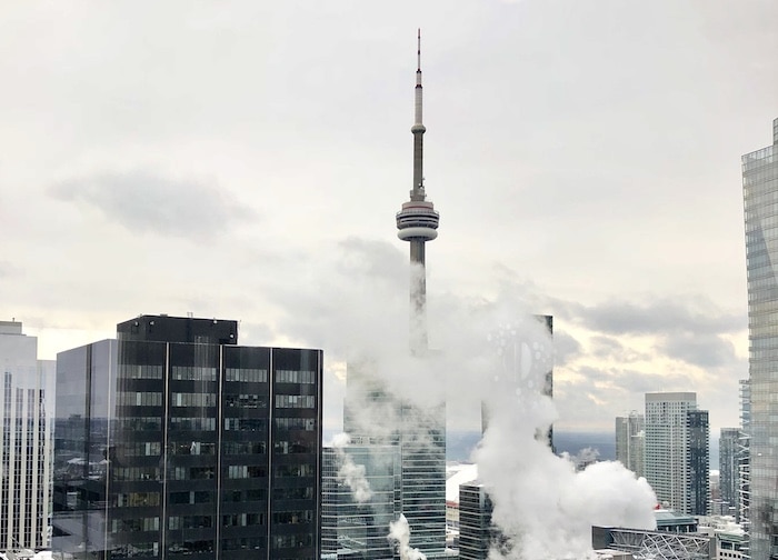 Was Sie im Winter in Toronto unternehmen können, sehen Sie sich den CN Tower an