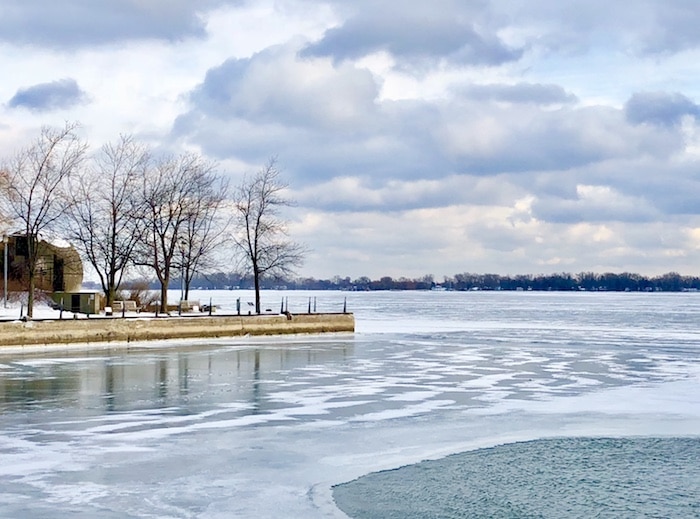 Winter activities in TO, walk along the waterfront