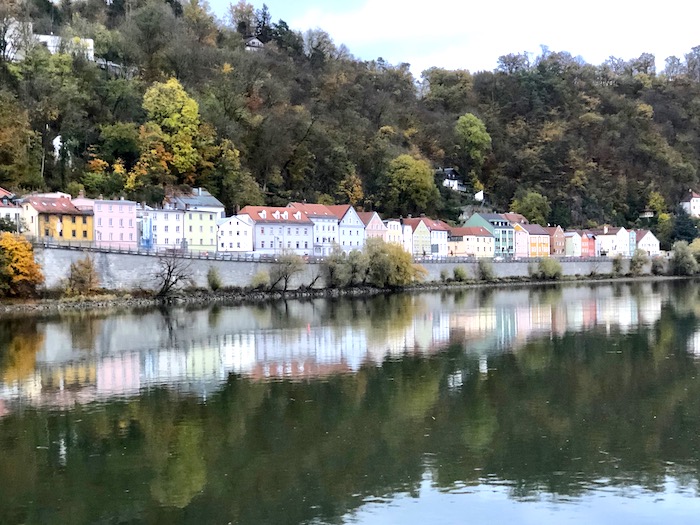 pastelowe domy w Passau, Niemcy od Dunaju