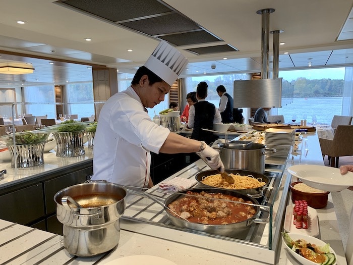 kock som serverar lunch på en Vikingaflodkryssning Donauvals