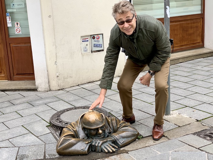 Escultura del hombre en la alcantarilla de Bratislava