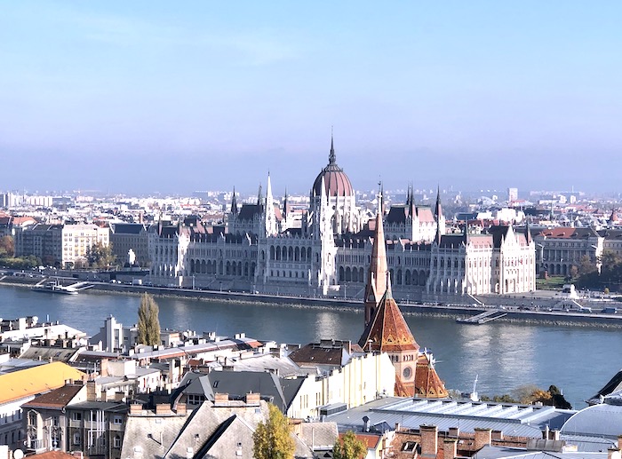 Vista del Parlamento di Budapest e del Danubio dal castello