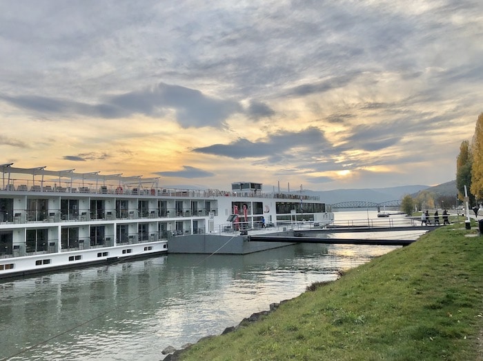 Crucero por el río Viking Barco por el Danubio en el río