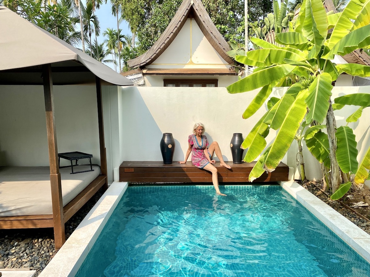 Wandering Carol at a plunge pool at a 5-star resort in Thailand