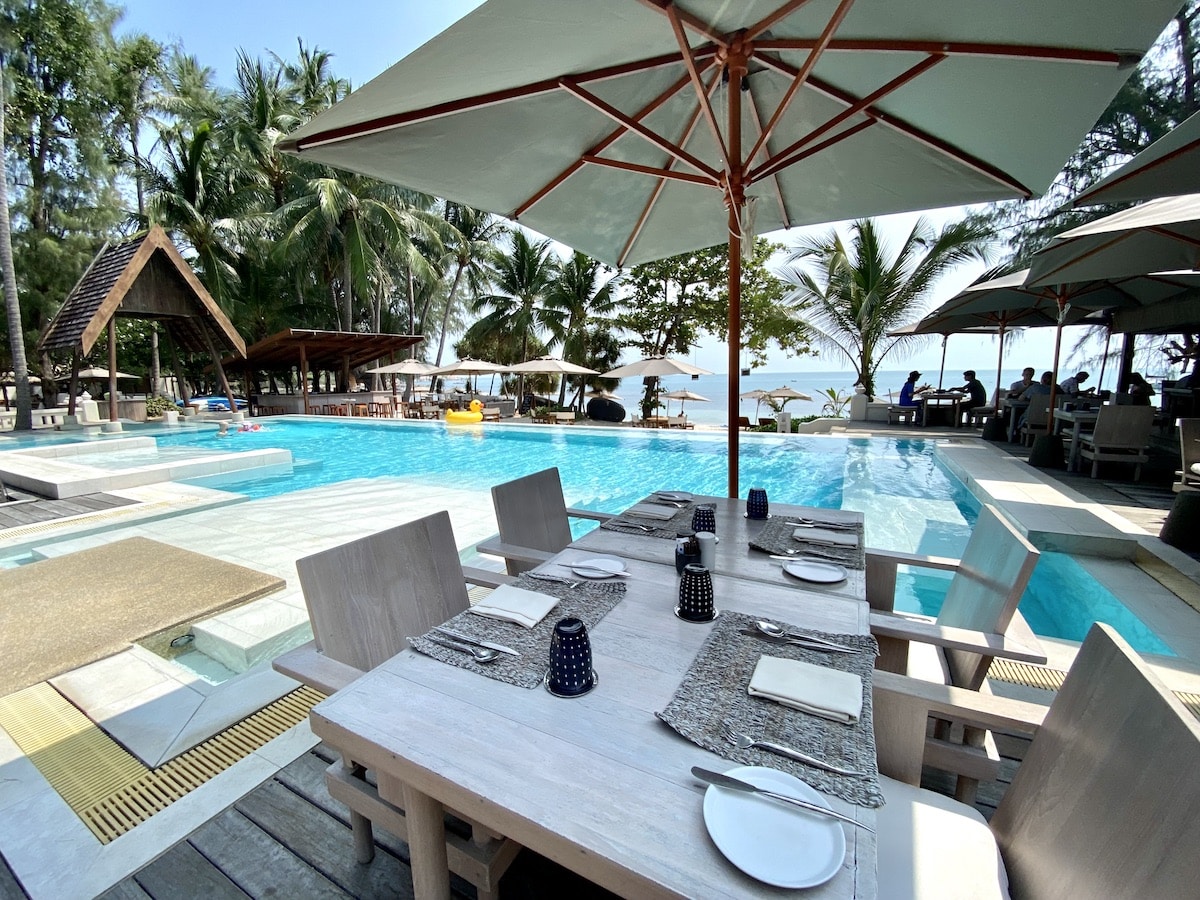 Poolside Sala Restaurant overlooking the Gulf of Thailand