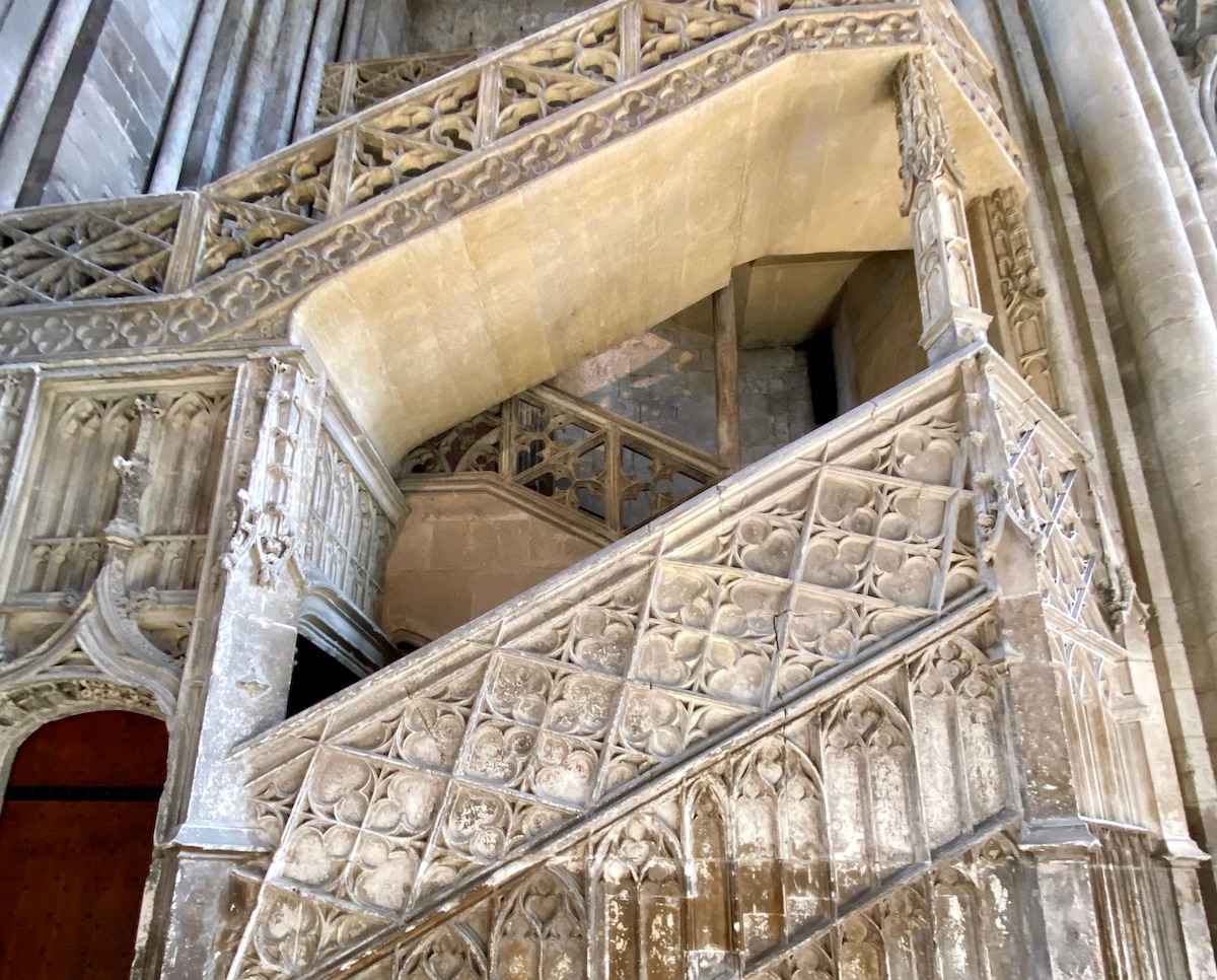 Booksellers' Staircase done by early Renaissance artisans.